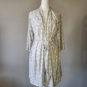 Marilyn Monroe Intimates Robe Size M Gray and White Floral Soft
